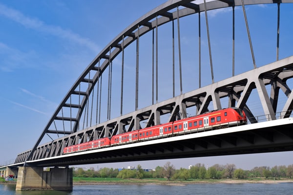 DB Zug auf Eisenbahnbrücke