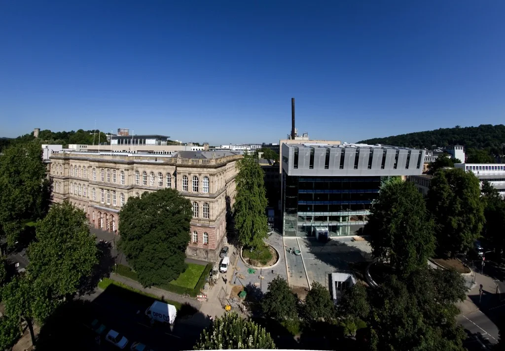 Luftaufnahme des RWTH-Hauptgebäudes und des SuperC bei Sonnenschein.