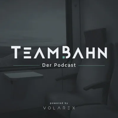Logo von „TeamBahn“ Podcast mit stilisiertem Bahnmotiv und grauem Hintergrund.