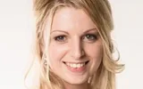Portraitfoto von Miriam Fröhlich mit freundlichem Lächeln.