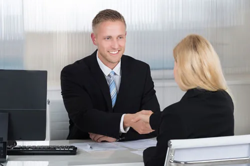 Personalmanager und Bewerber im Gespräch in einem Büro.