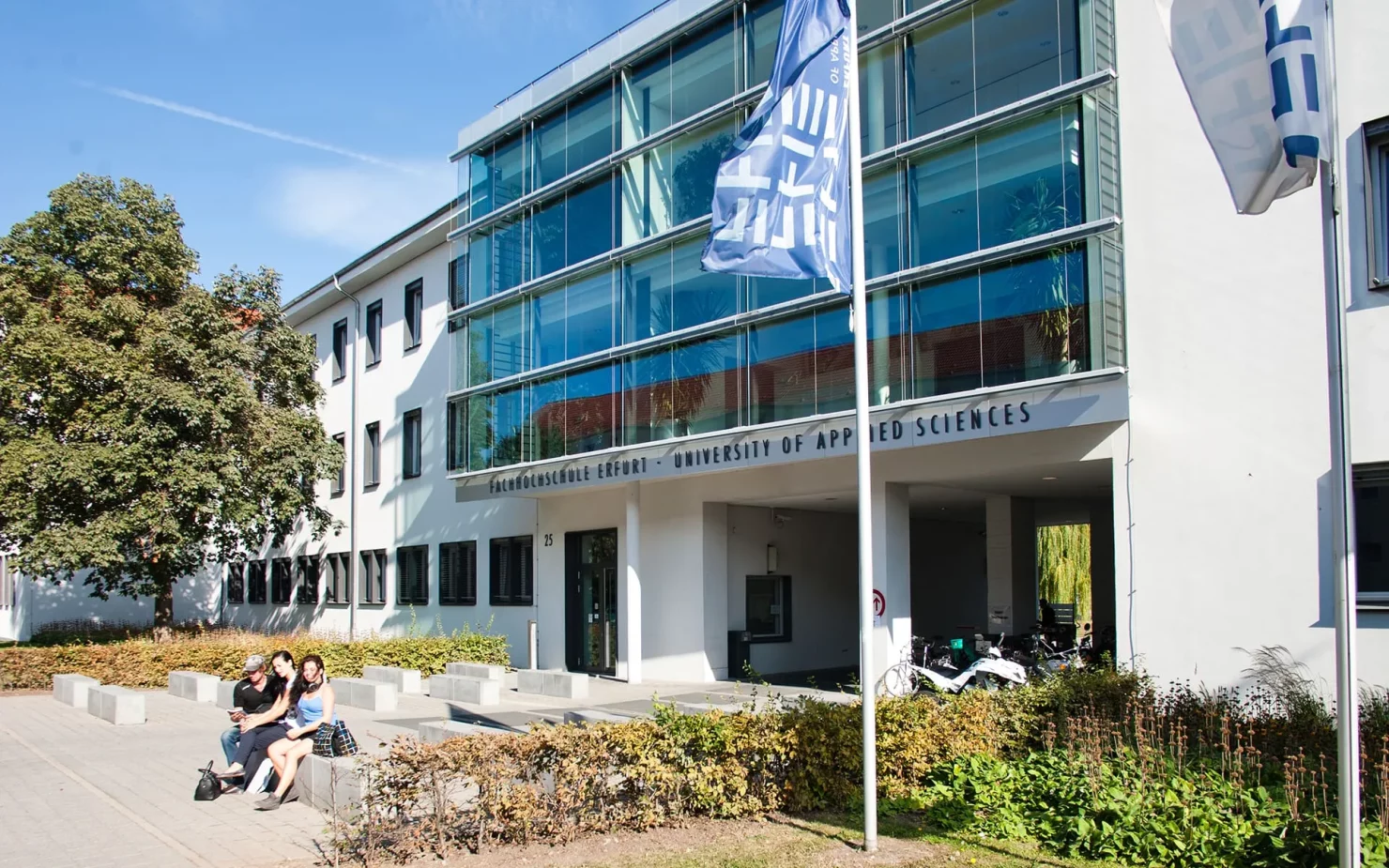 Außenansicht eines modernen Hochschulgebäudes der FH Erfurt.