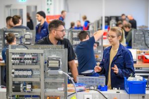 Nachwuchs ist Zukunft: DB stellt 2025 rund 5.700 Auszubildende und Studierende ein