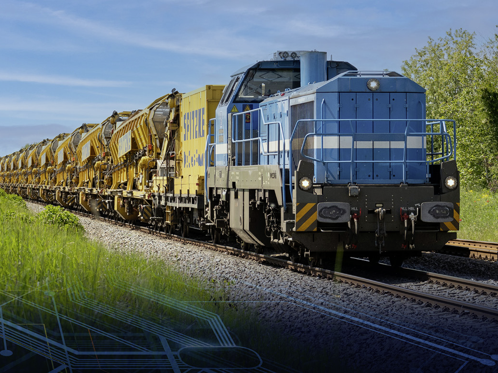 Ein Zug von Spitzke mit Schotter für den Bahnbau