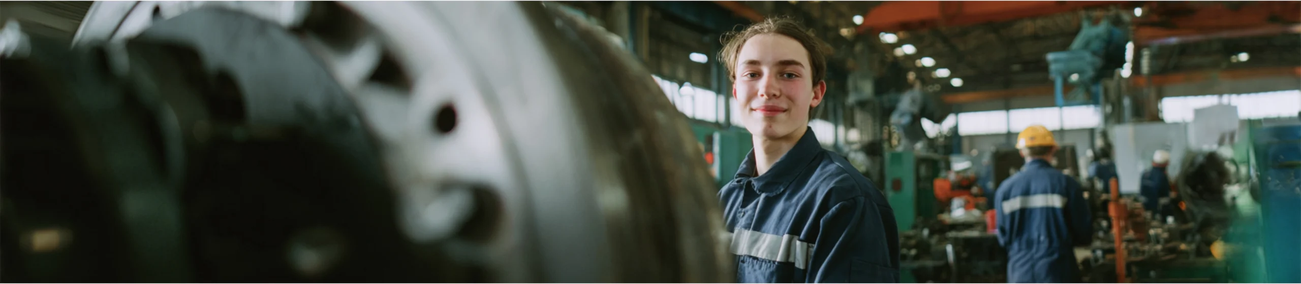 Eine Auszubildende als Industriemechanikerin in der Werkhalle