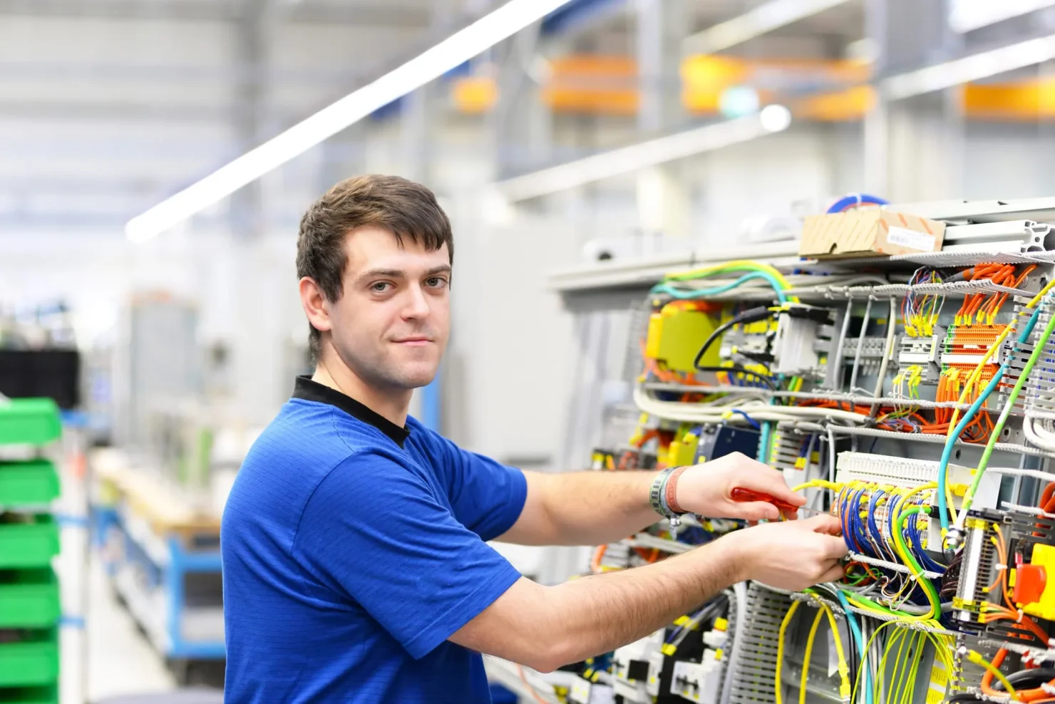 Auszubildender bei der Arbeit als Elektroniker für Betriebstechnik