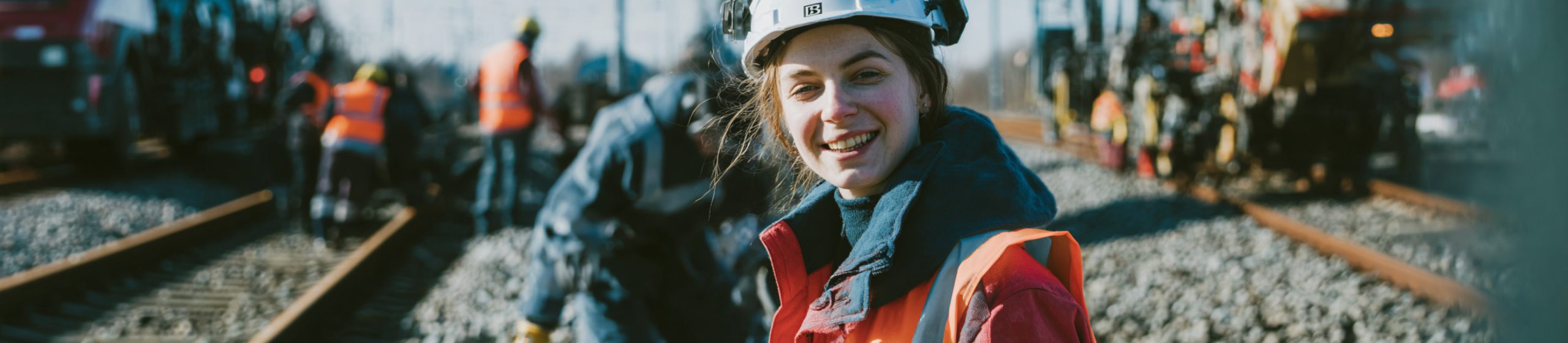 Tiefbauarbeiter in Ausbildung an den Gleisanlagen