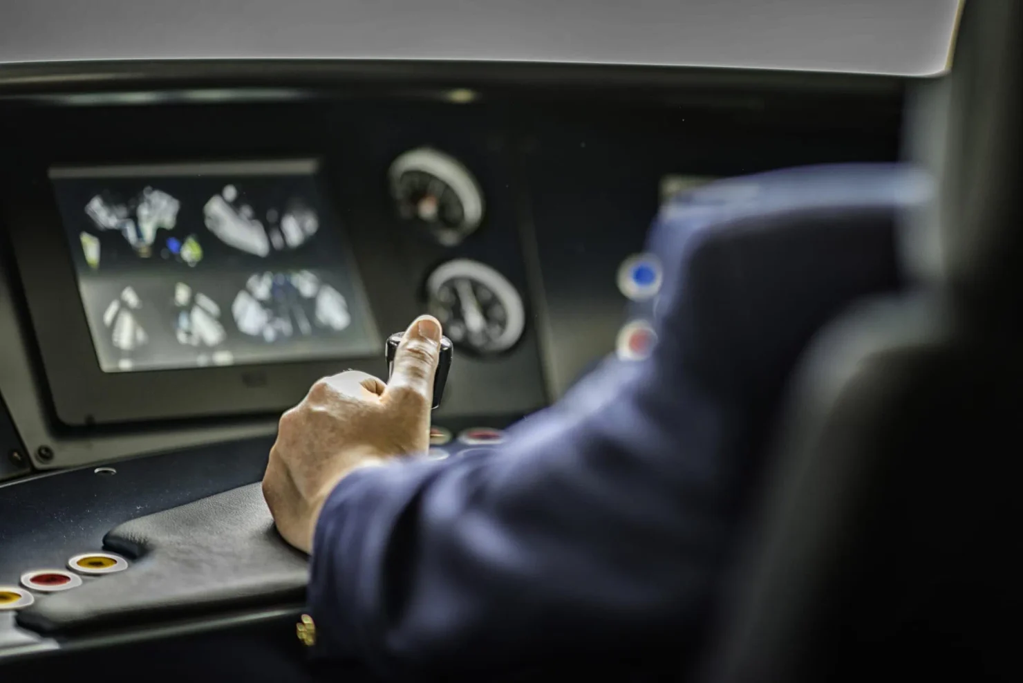 ein Blick in den Führerstand einer Fachkraft im Fahrbetrieb